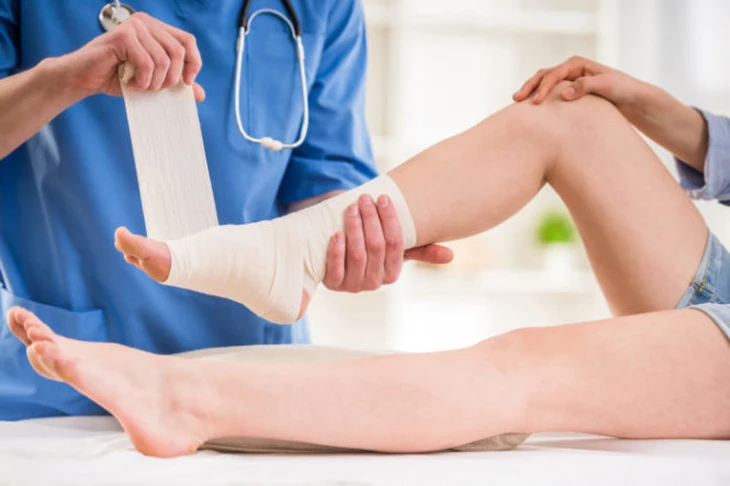 Suýt chết vì máy xịt nước áp lực cao văng cổ - Ảnh 2.