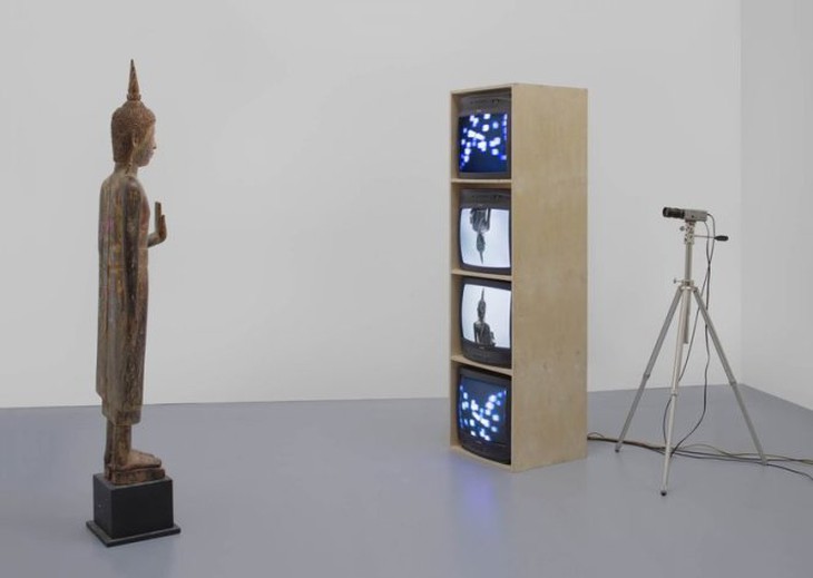 Đức Phật đứng với bàn tay vươn dài (Standing Buddha with Outstretched Hand), 2005. Ảnh: Benjamin Blackwell. © Di sản Nam June Paik, với sự cho phép của Nhà trưng bày Gagosian