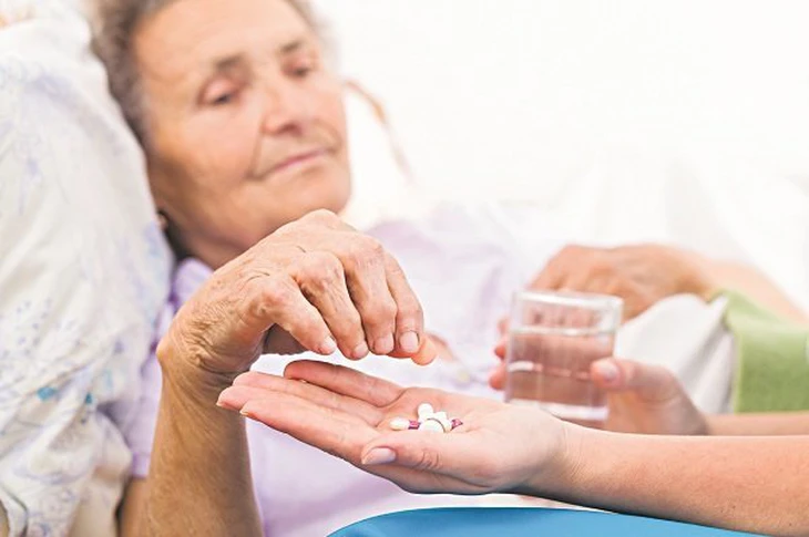 Chế độ ăn uống có thể làm tăng nguy cơ gây tác dụng phụ khi uống thuốc - Ảnh 2.