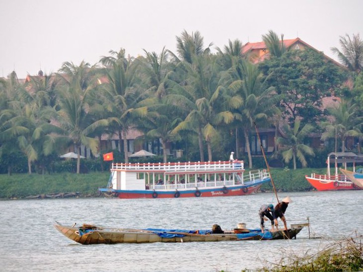 Mùa cào hến sông Hoài