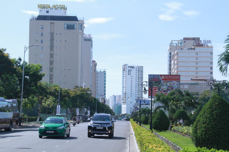 Để có con đường Phạm Văn Đồng (Q.Sơn Trà) thông ra biển rộng và đẹp như hôm nay, nhiều đơn vị quân đội đã di dời đi nơi khác để Đà Nẵng có quỹ đất làm đường, chỉnh trang đô thị          -Hữu Khá