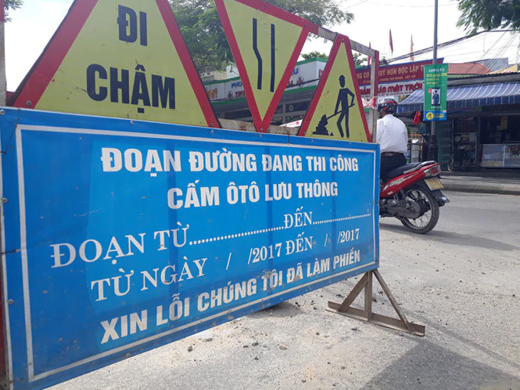 Làm vỉa hè, cắt đá granite dưới lòng đường: Người dân đi đường hứng đủ khói bụi - Ảnh 3.