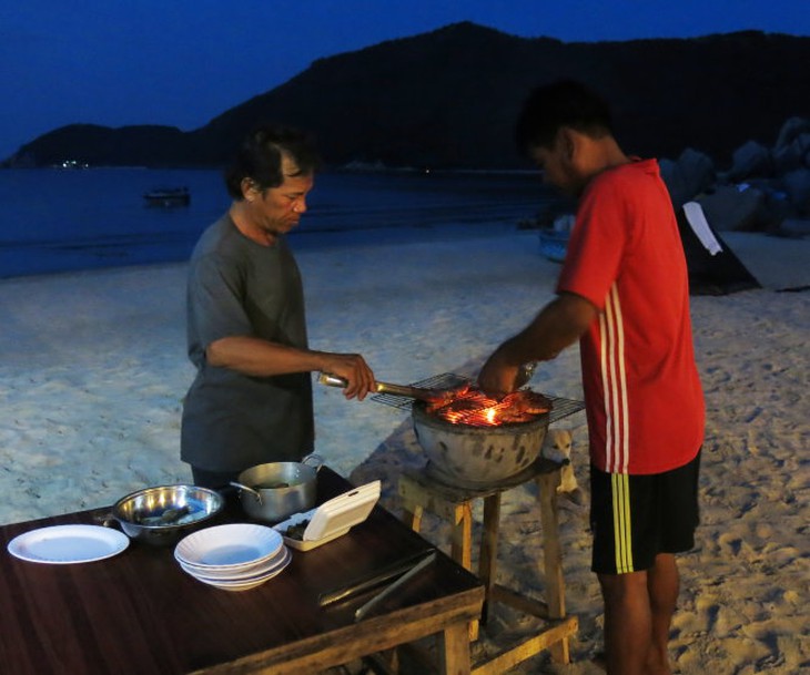 Ngư dân giờ là đầu bếp không thua ai.  --Ảnh: T.T.H.
