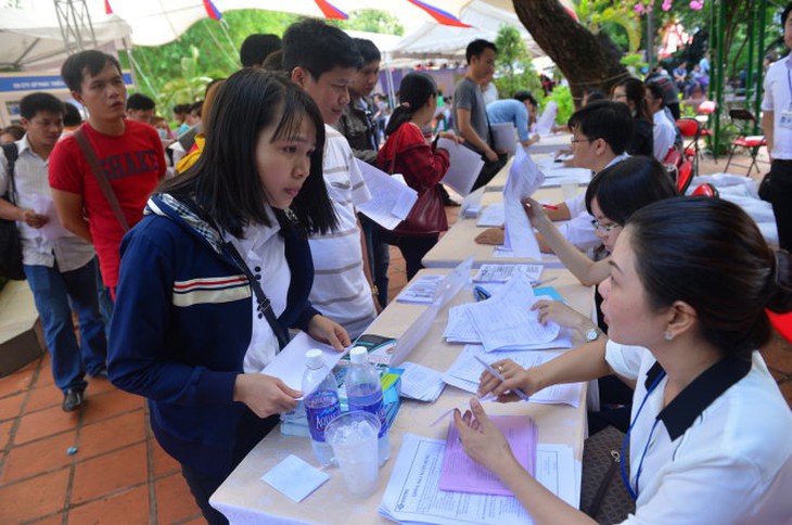 Các bạn trẻ tìm kiếm cơ hội việc làm tại một ngày hội việc làm tổ chức ở công viên Lê Thị Riêng, Q.10, TP.HCM. -Ảnh: QUANG ĐỊNH