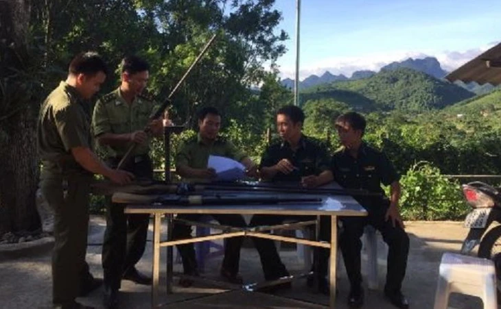 Người dân tự nguyên giao nộp 2 khẩu súng cho Công an Phú Tân - Ảnh 2.