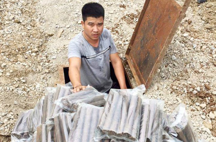 Đào hầm giấu…1 tạ thuốc nổ, kíp nổ điện