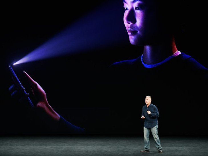 FaceID (có thể xóa ông đang thuyết trình để làm hình nền)