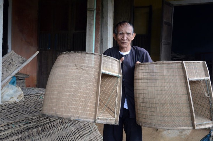 Ông Năm Bưng, cao thủ bẫy cá thài bai ngày nào. -Ảnh: Trần Mai