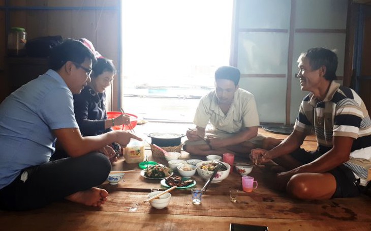 Bữa cơm của một gia đình ở xóm lồng bè. -Ảnh: LÊ TRUNG
