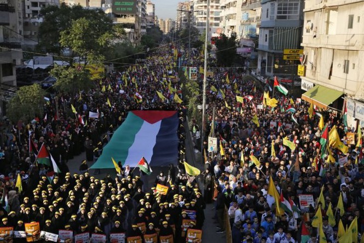 Hàng chục ngàn người Lebanon và Palestine biểu tình ở Beiruit hôm thứ hai để phản đối quyết định công nhận Jerusalem là thủ đô của Israel của Tổng thống Mỹ Donald Trump. -Ảnh: AP