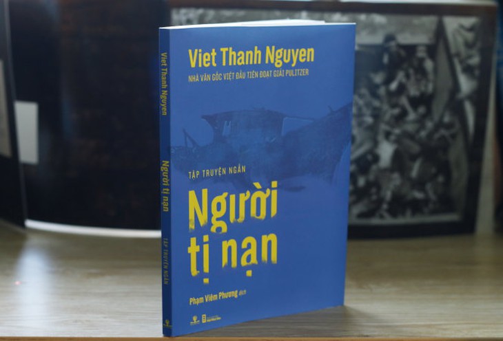 Con mắt im lặng nhìn vết thương