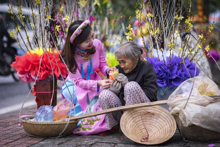 Gửi chút tình xuân - Mừng tuổi người già.  Ảnh: Lê Tấn Thanh