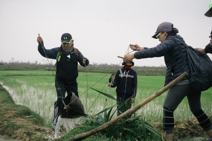 Vợ chồng ông Dean trải nghiệm tát gàu sòng ở Thanh Hóa.