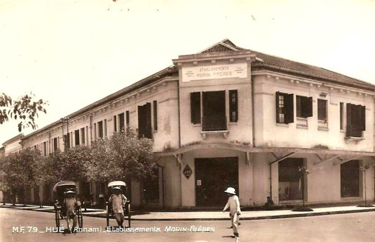 Đường Julles Ferry năm 1930, nay là đường Lê Lợi. Ảnh tư liệu Hội Những người bạn Cố đô Huế (A.A.V.H)