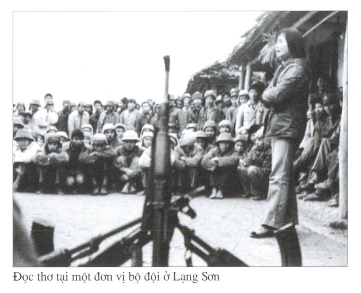 Xuân Quỳnh đọc thơ cho đơn vị bộ đội trên chốt ở Lạng Sơn 1979.-Ảnh: Gia đình cung cấp