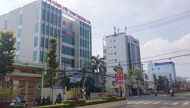 Những ngân hàng nằm san sát nhau trên đường Trần Hưng Đạo, TP Sóc Trăng. Ảnh: CHÍ QUỐC