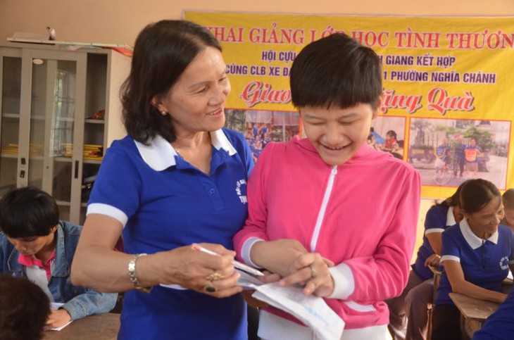 Nhờ vào tình yêu thương của những bà giáo về hưu mà lớp học vui nhộn, các em không còn sợ người lạ và đã biết lễ phép. Ảnh: TRẦN MAI