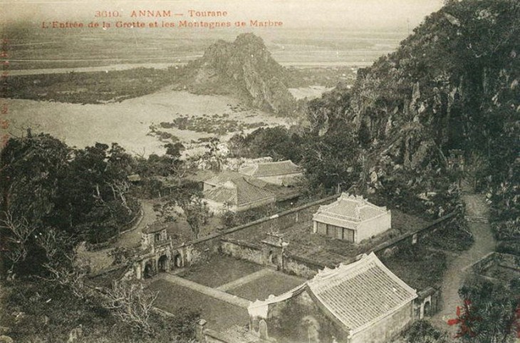 Hình ảnh di tích Ngũ Hành Sơn trên tem thư được người Pháp chụp đầu thế kỷ trước. Ảnh: TRƯỜNG TRUNG