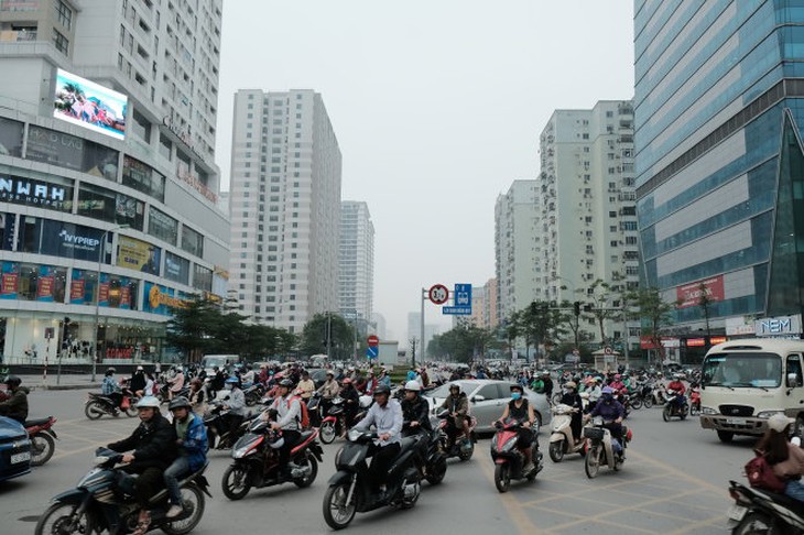 Người dân Hà Nội lưu thông trên đường Lê Văn Lương trong giờ cao điểm. Ảnh: Nam Trần