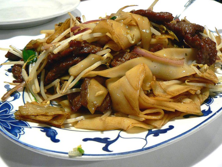 Đĩa hủ tiếu xào (tiếng Quảng Đông là chảo phẳn)