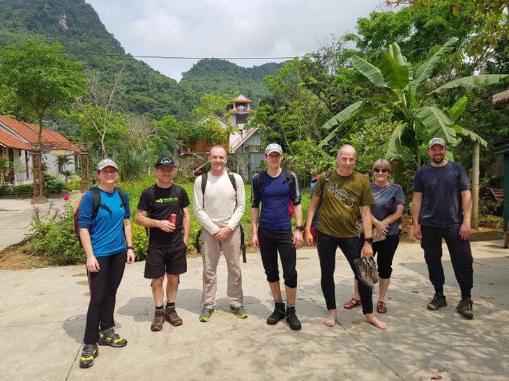 Từ trái sang: Laura Jewell (điều phối viên thiết bị lặn), Jason Mallinson, Martin Holroyd, Chris Jewell và Rick Stanton - các thành viên tham gia chuyến lặn thám hiểm dòng sông ngầm trong hang Sơn Đoòng. Ảnh: Oxalis cung cấp