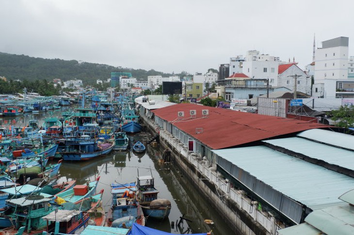 Khu vực kế sông Dương Đông vốn được quy hoạch công viên cây xanh nay đã trở thành những công trình thuộc Chợ đêm Phú Quốc. Ảnh: SƠN LÂM