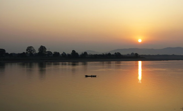 Bình minh hồng rạng rỡ trên dòng Ayeyarwaddy ở Myitkyina.