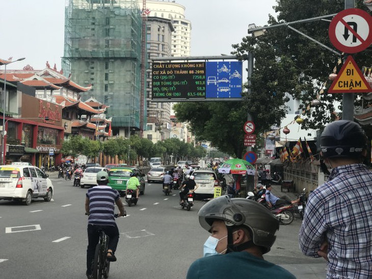 Thông tin chất lượng không khí trên bảng quang báo ở đường Nguyễn Văn Trỗi, TP.HCM. Tuy nhiên, kết quả này thường công bố trễ khoảng 1 tháng so với thời điểm quan trắc do quy trình thực hiện “thủ công”. Ảnh: Quang Khải