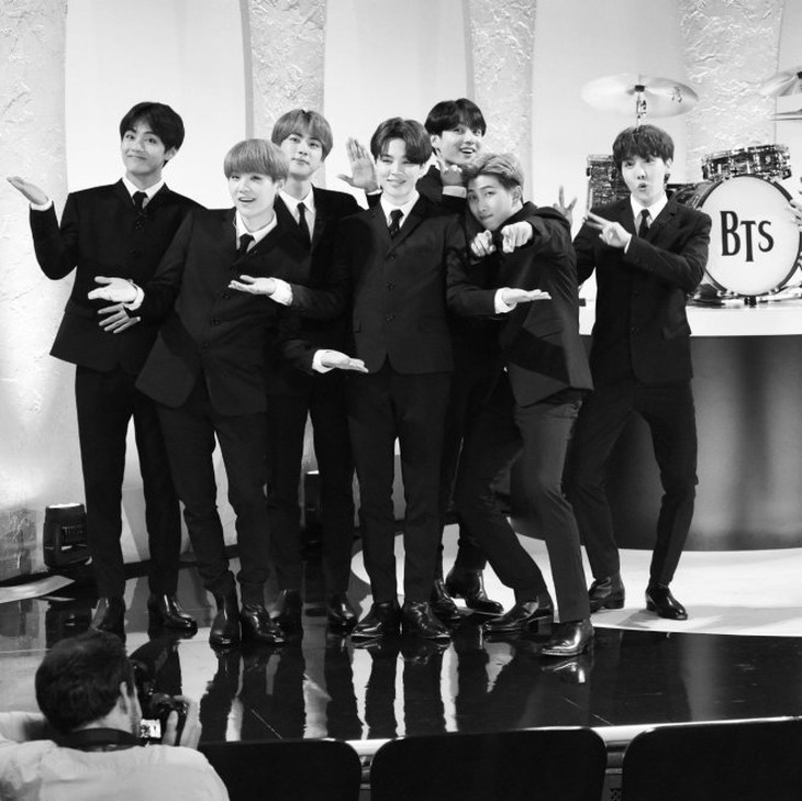 BTS xuất hiện trên The Late Show theo phong cách The Beatles. Ảnh: Vanity Fair