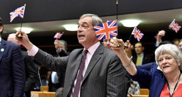 Ông Farage và các nghị sĩ đại diện nước Anh vẫy cờ Union Jack trong phiên họp cuối cùng của họ ở Nghị viện châu Âu. Ảnh: The Irish Times