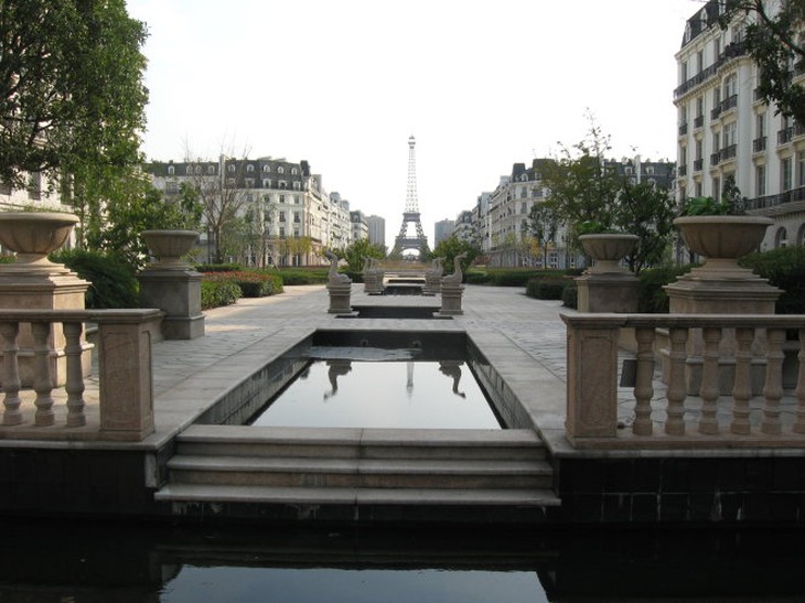 Tháp Eiffel và góc phố y như Paris trong Sky City - Thiên Đô Thành ở ngoại ô thành phố Hàng Châu của tỉnh Chiết Giang. Ảnh: Bricoleurbanism, Flickr, CC BY-NC 2.0