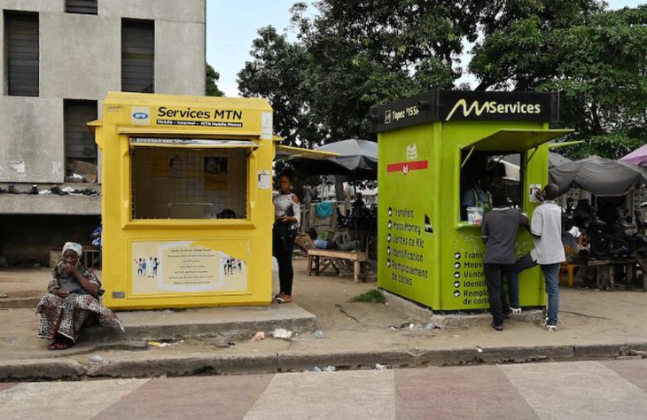 Quầy giao dịch tài khoản mobile money ở Abidjan, Bờ Biển Ngà. Ảnh: AFP