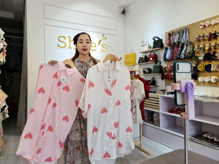 Lại Thị Nhã Phương (chủ shop Shee’s, TP.HCM) giới thiệu hàng mới trên live stream. Ảnh: NGỌC HIỂN