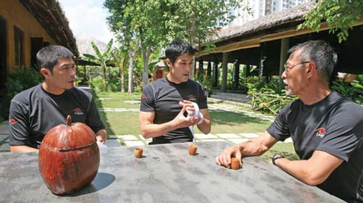 Johnny Trí Nguyễn tuyên bố tặng 'thanh niên xăm trổ' học bổng MMA ở võ đường Liên Phong - Ảnh 5.