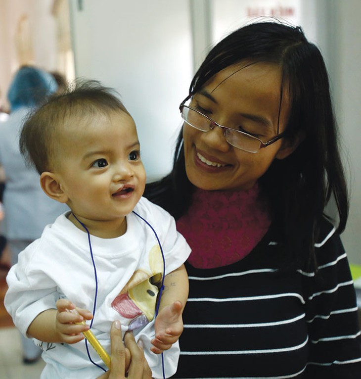 Những nụ cười trở lại trên cả môi con và môi mẹ...