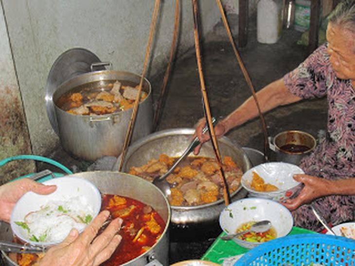 Quán bún bò đầu con hẻm nhỏ