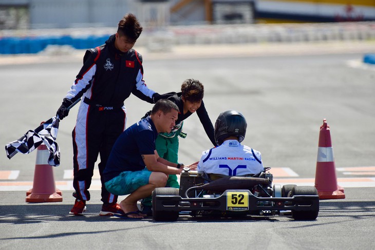 Đua go-kart xuyên tầng ở trung tâm thương mại TP.HCM - Ảnh 2.