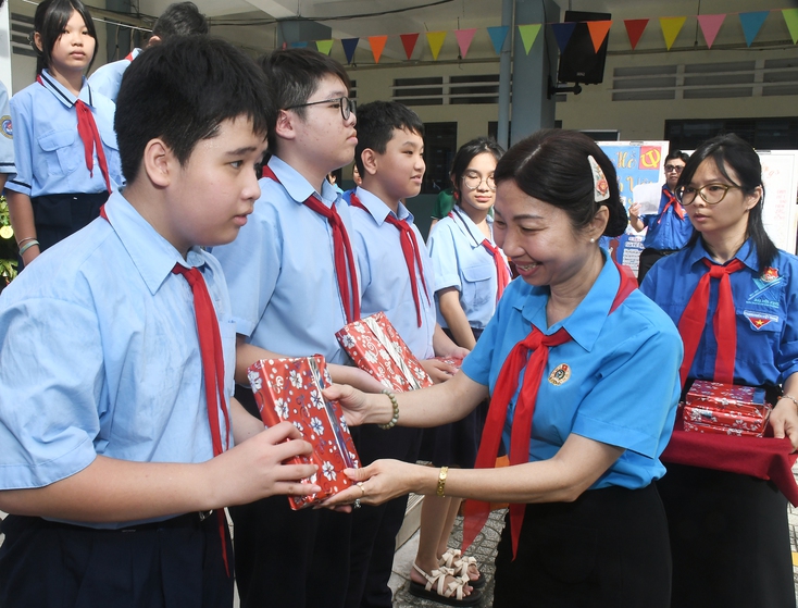 Học sinh Trường THCS Cách Mạng Tháng Tám tìm hiểu về thư Bác Hồ- Ảnh 2.