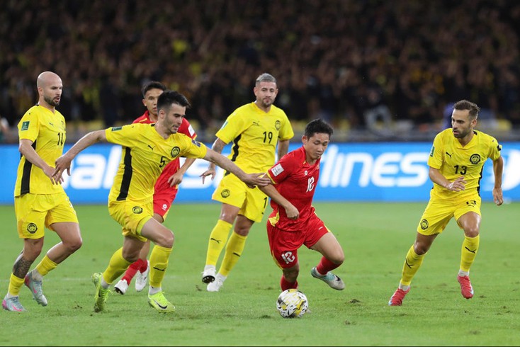 FIFA phạt Malaysia vì giả mạo giấy tờ cầu thủ khi thi đấu với Việt Nam- Ảnh 1.
