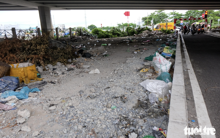 Spaces under bridges in Ho Chi Minh City turn into parking lots, dumping sites
