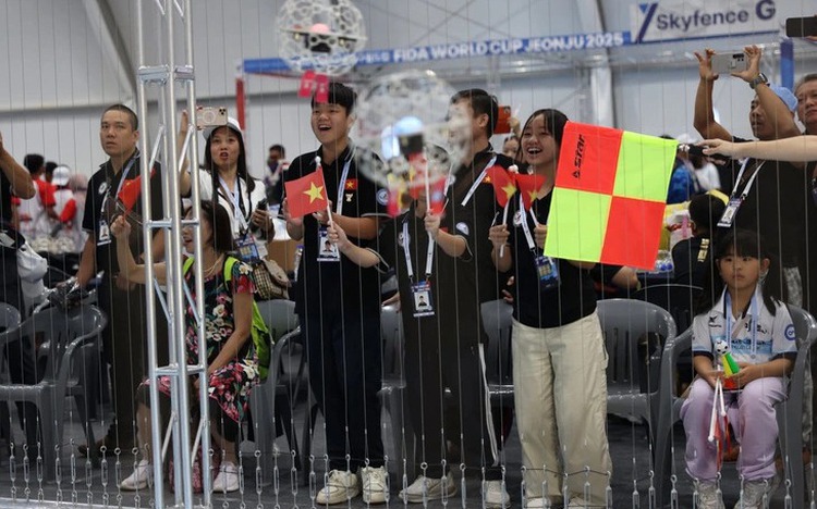 Vietnamese students win Future Generations Award at Drone Soccer World Cup