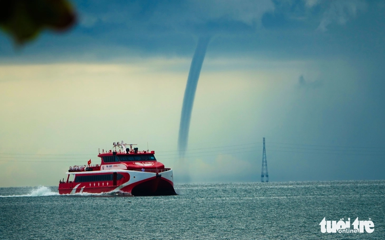 Massive waterspout off Phu Quoc coast terrifies locals, tourists