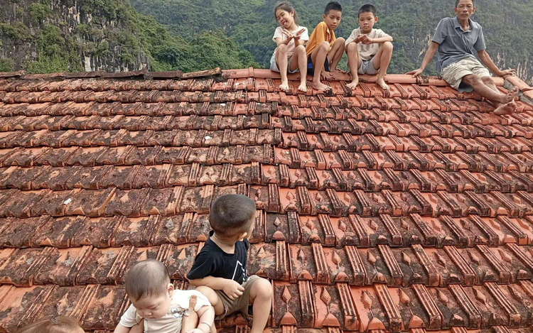 5-month-old baby cries for milk amid devastating floods in northern Vietnam