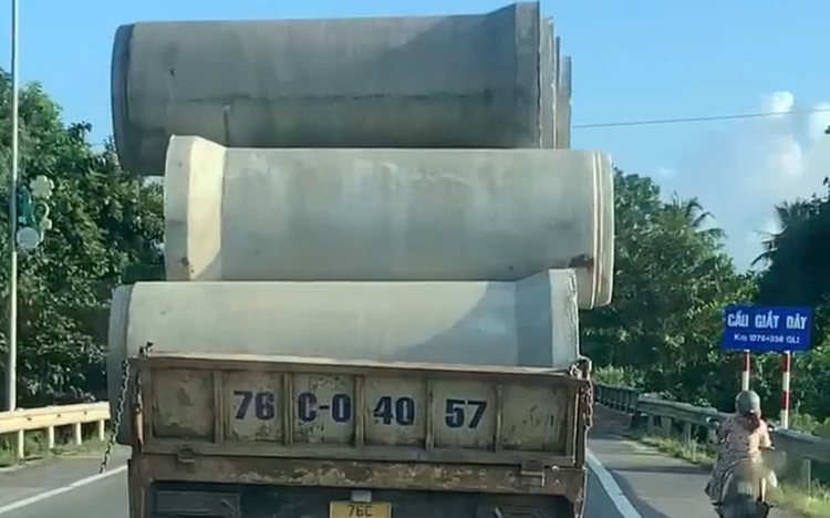 Truck driver fined $762 for transporting unsecured concrete pipes in central Vietnam