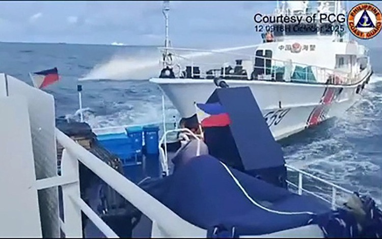 Vietnam urges respect for Truong Sa sovereignty after China-Philippines vessel clash