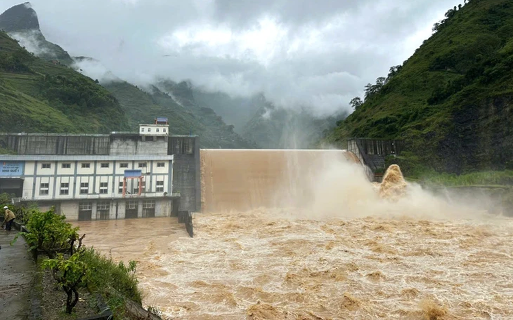 Tourism activities on Nho Que River in northern Vietnam temporarily suspended as water levels rise