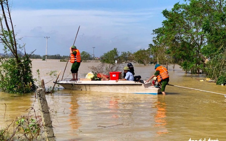 15-year-high floods isolate thousands of homes in Vietnam’s Ha Tinh