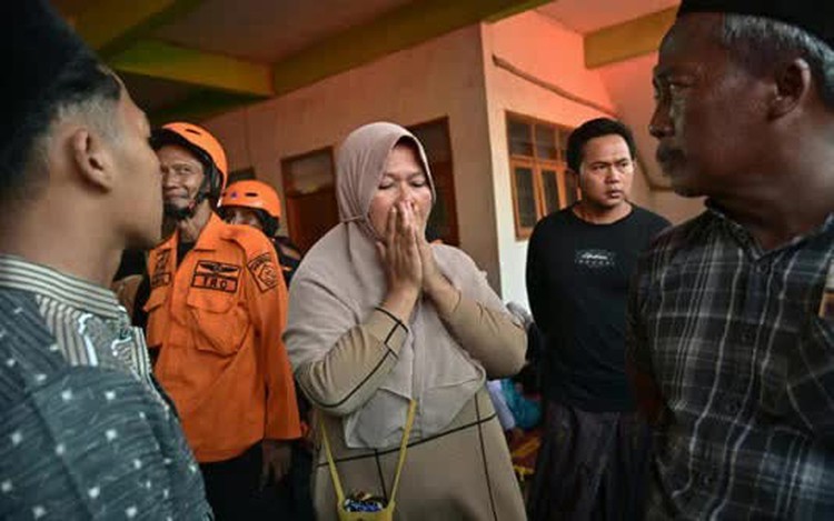 Rescuers search for 59 people trapped under collapsed Indonesian school