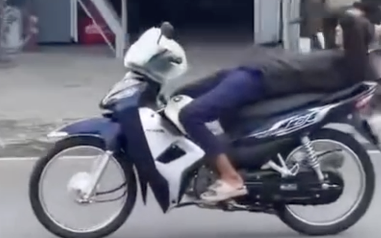 Motorbike seized after rider lets go of both hands while riding in northern Vietnam