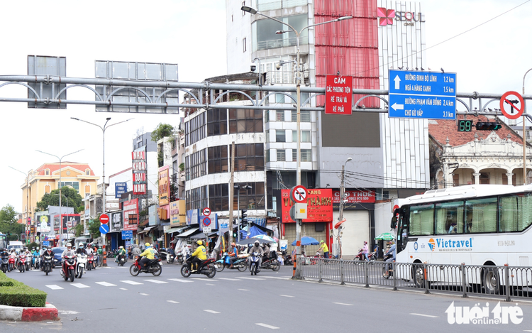 Many motorbike riders ignore no-turn signs in downtown Ho Chi Minh City